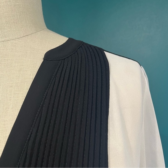 H&M pin tuck front black and white sheet chiffon buttonup blouse, sz 6 - Picture 5 of 6